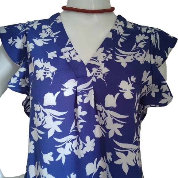 Floral Print Halogen Blue and White V - Neck Pleat Detail Shift Dress in… - Picture 3 of 4